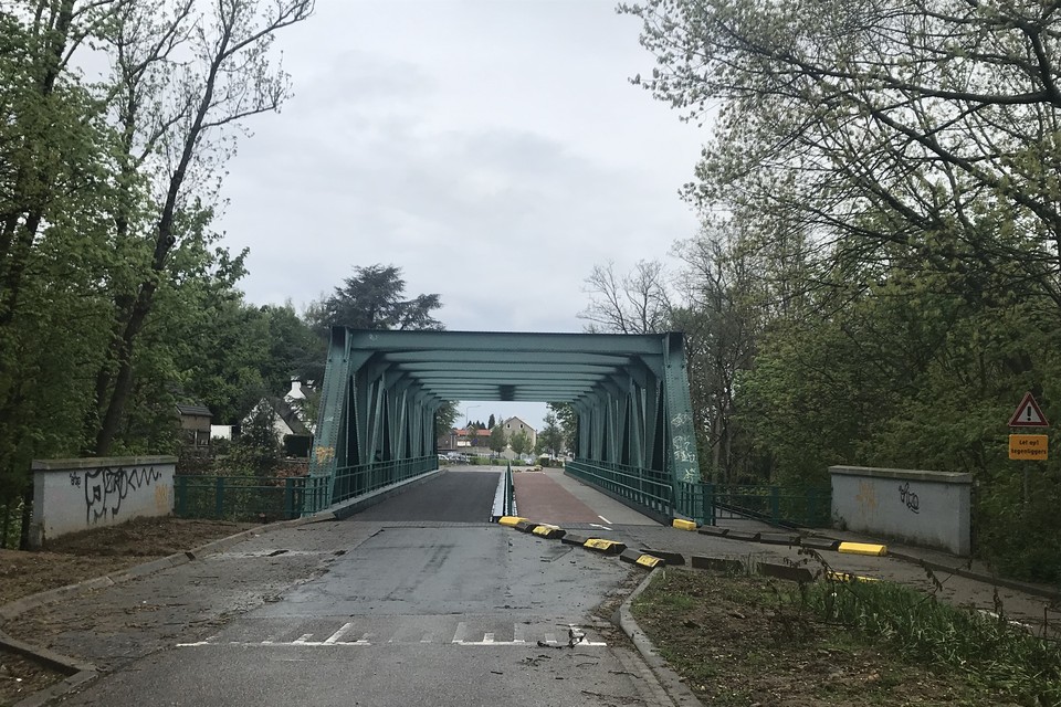 De spoorbrug van de Locht is weer open. Doorgaand verkeer richting Duitsland is echter tot 2022 niet mogelijk. 