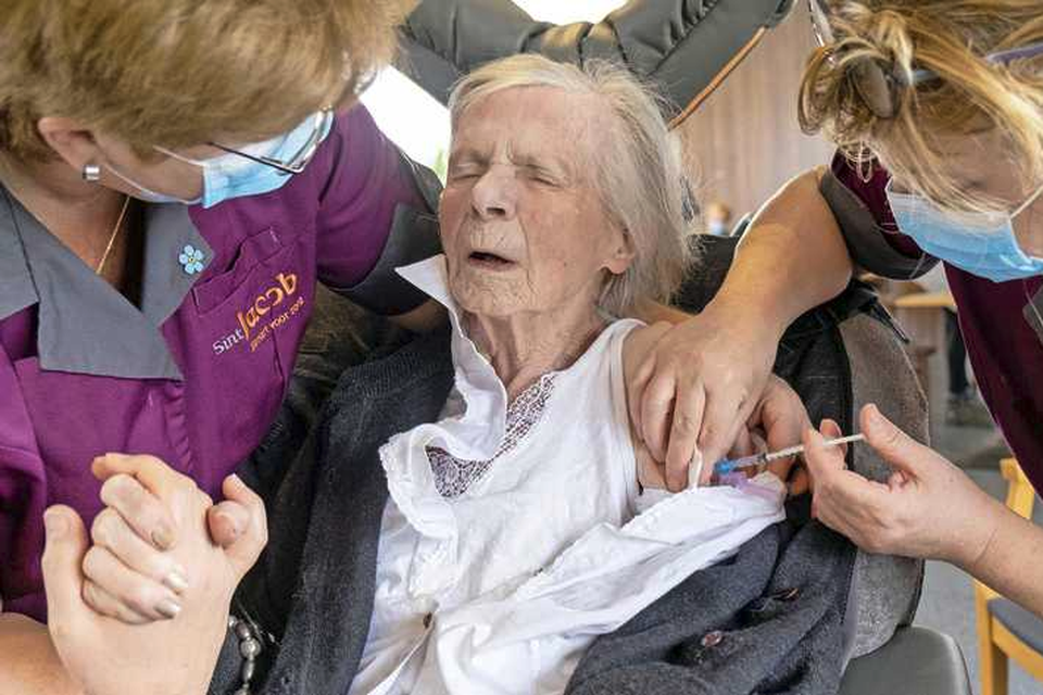 Een demente vrouw en moeder van 98 jaar in een verzorgingshuis wordt gevaccineerd tegen het coronavirus. 