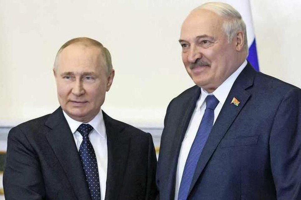 Vladimir Poetin (links) en de Wit-Russische dictator Aleksandr Loekasjenko tijdens hun ontmoeting afgelopen zaterdag in Sint-Petersburg. 
