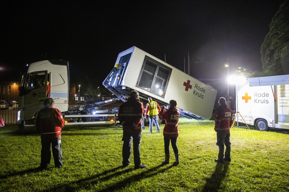 Het Rode Kruis plaatste deze week noodaccommodaties bij het aanmeldcentrum in Ter Apel. 