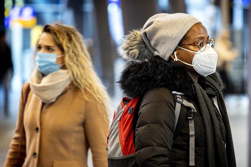 Mensen dragen medische mondkapjes in winkelcentrum Amsterdamse Poort. Het OMT adviseert mensen medische mondmaskers te dragen in publieke buitenruimtes waar niet voldoende afstand kan worden gehouden. 