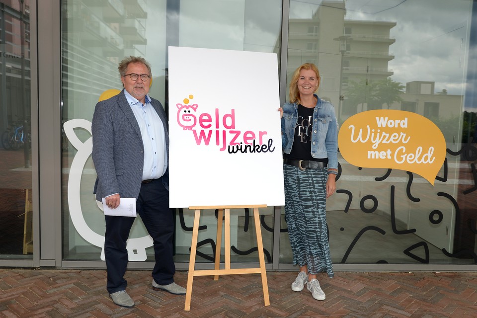 Wethouder Huub Wiermans en Rianne Laumen openen de GeldWijzerWinkel. 