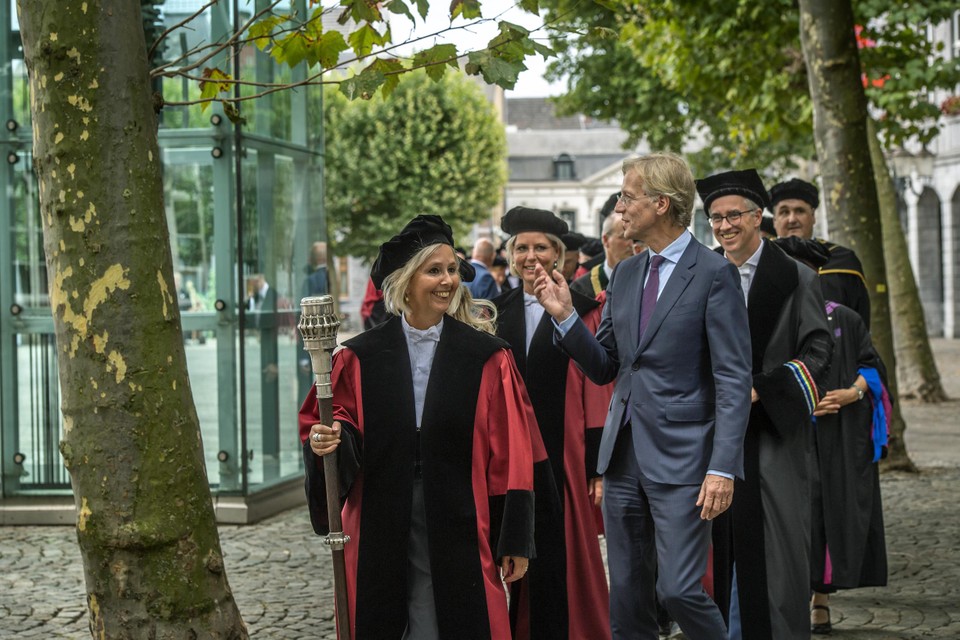 Minister Robbert Dijkgraaf loopt mee in de cortège van de Universiteit Maastricht met midden collegevoorzitter Rianne Letschert. 