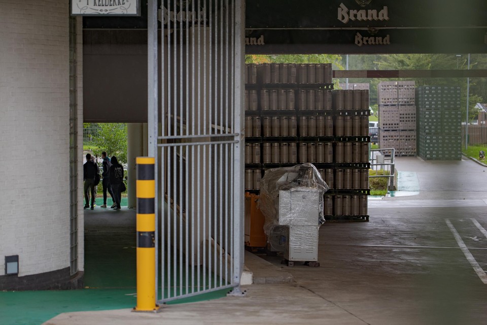Medewerkers van Brand verwerken het nieuws deels in groepjes. 