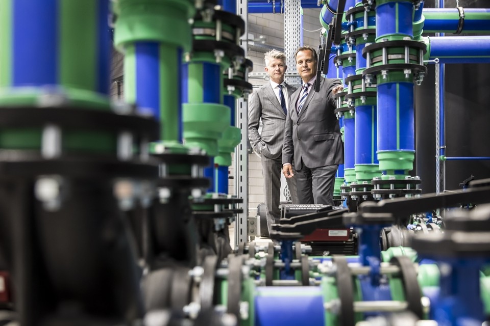 Directeur Rick van Haren (links) en zijn opvolger Walther Mahieu in de nieuwe fabriek van VDL Kunststoffen in Nederweert.