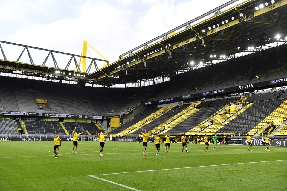<P>Borussia Dortmund viert de 4-0 overwinning op Schalke 0-4 in een leeg stadion</P>