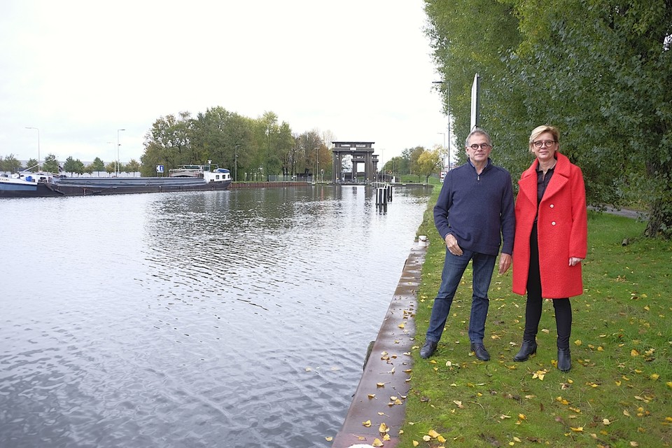 Initiatiefnemers Theo Derksen en Lilian Creemers aan het Grand Canal du Nord (Zuid-Willemsvaart) bij sluis 16 in Weert. 