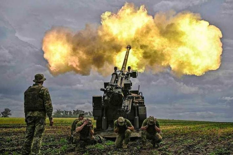 Oekraïense soldaten vuren met een Franse Caesar-houwitser op Russische posities in de oostelijke Donbas. 
