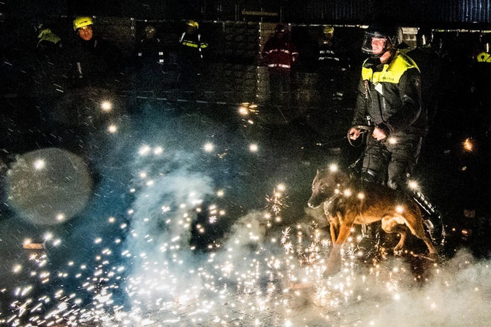 Politieagenten en brandweerlieden oefenen op hoe om te gaan met relschoppers die hen belagen met vuurwerk tijdens de jaarwisseling. 