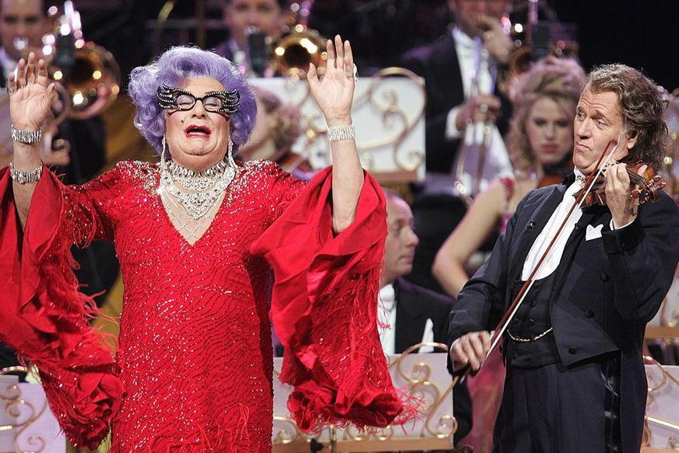 In 2009 stonden Dame Edna en André Rieu samen op het podium tijdens een concert in Sydney.