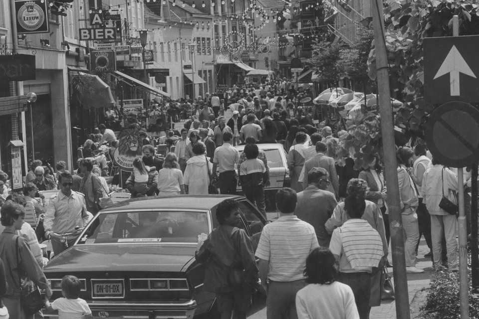 Drukte in de Grotestraat in 1984. Auto’s proberen zich door de mensenmassa heen te wringen. 