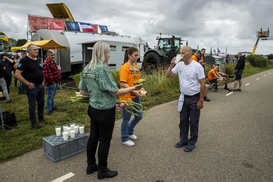 Boeren delen fruit, zuivelproducten en gladiolen uit bij de protestactie langs de route van wandelevenement de Nijmeegse Vierdaagse.  
