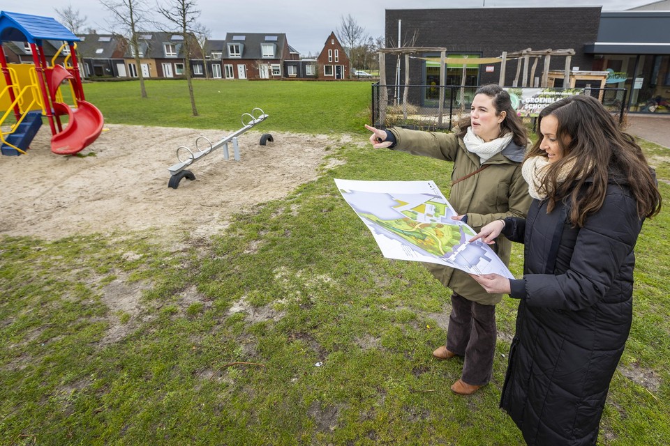 Floss van Gorkum (links) van het dorpsoverleg en schooldirecteur Wendy Brink op het grasveld bij basisschool De Avonturier in Koningslust dat een dorpsontmoetingsplek wordt.