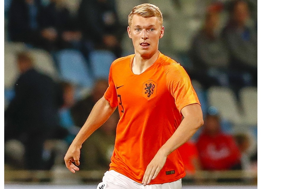 Perr Schuurs is voor het eerst opgeroepen voor het Nederlands elftal. 