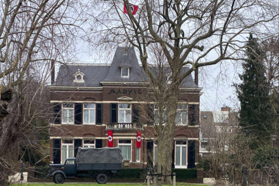Villa in het Wilhelminapark in Venlo voorzien van nazibanners en een hakenkruisvlag.
