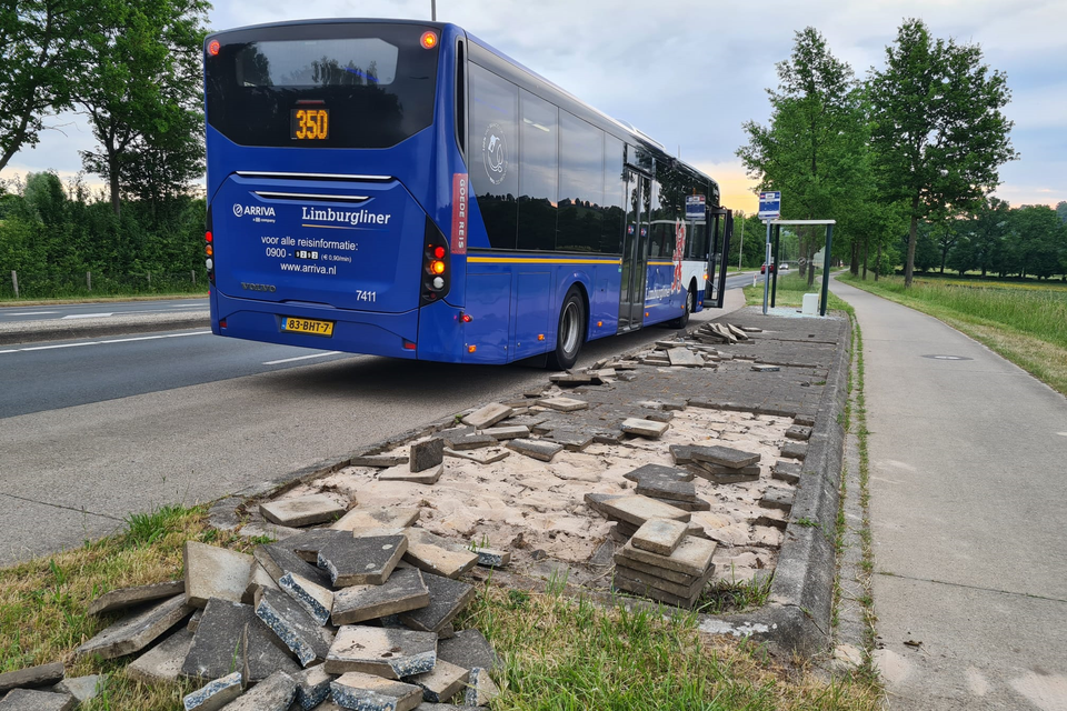Met trottoirtegels zijn de ruiten van een bushuisje in Gulpen kapot gegooid. 