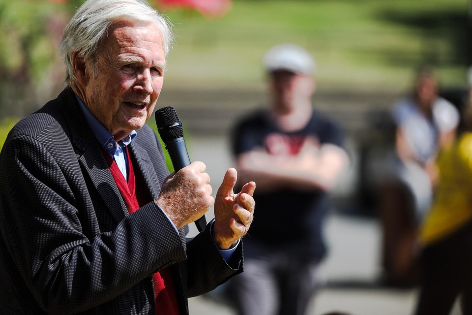 Jan Terlouw spreekt in Heerlen-Noord. 