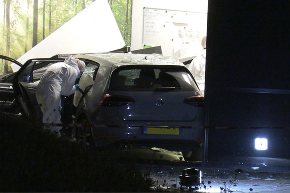 Onderzoek naar de gecrashte auto van Kelvin Maynard. 