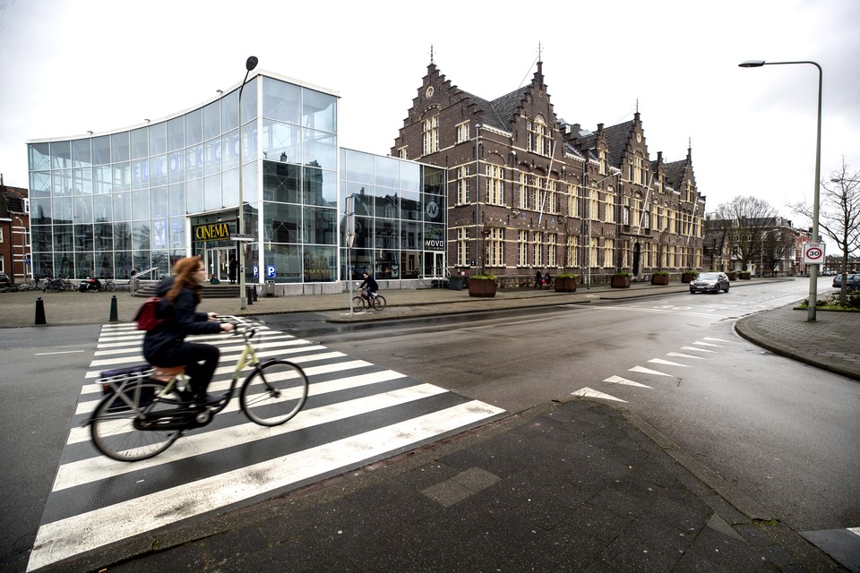 De bioscoop (links) maakt plaats voor het DSM-hoofdkantoor, waar ook de oude LTS (rechts) deel van gaat uitmaken.  