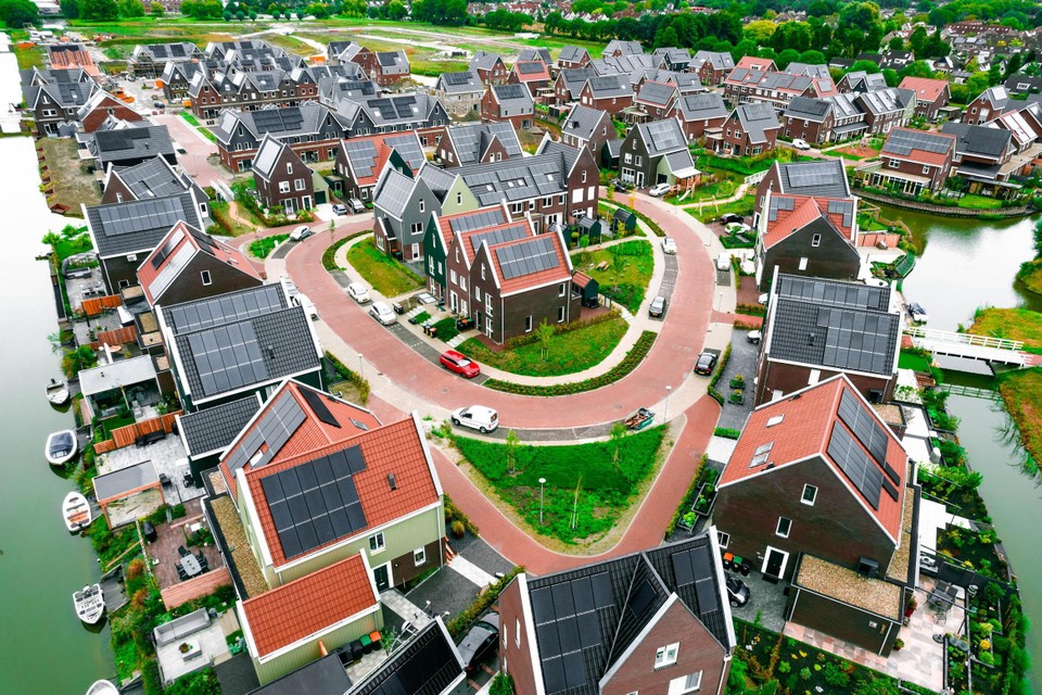 Een wijk vol zonnepanelen in het Noord-Hollandse Grootebroek.