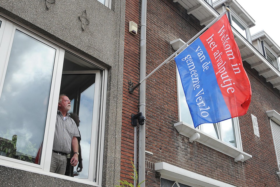 Vorig jaar hing Kees Dijkmans uit protest tegen de verloedering van zijn straat al een protestvlag buiten. 