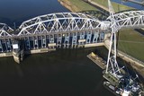 thumbnail: De beschadigde Maasstuw bij Grave vanuit de lucht.