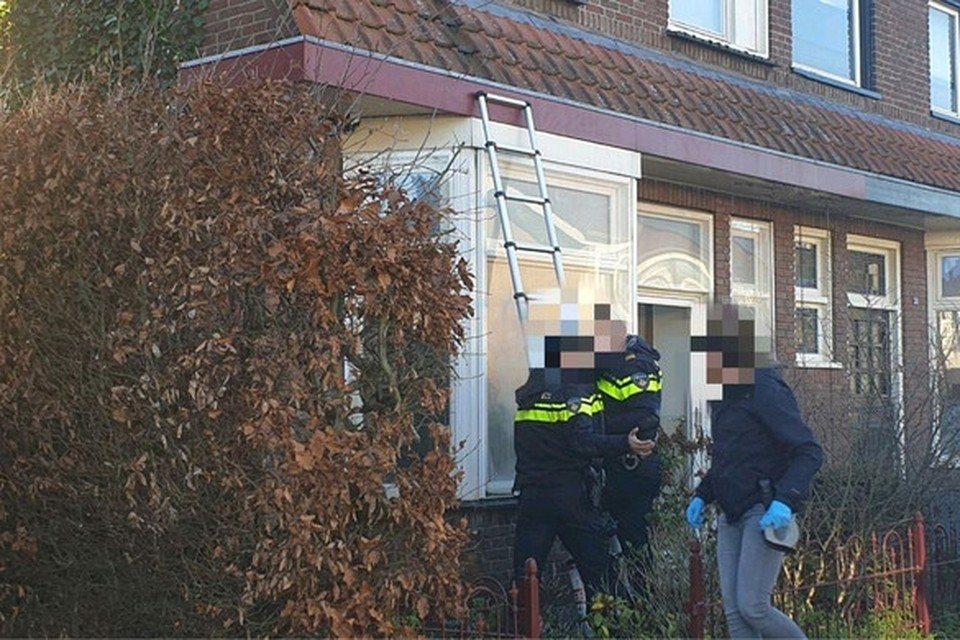 De politie viel de woning binnen met een stormram. 