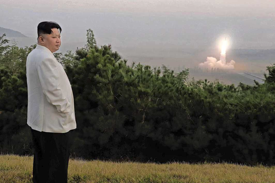 Kim Jong-un kijkt toe bij een van de vele rakettests van de afgelopen weken. 
