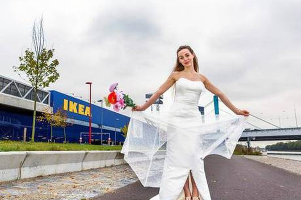 Neline Schipper(22) maakte haar eigen trouwjurk van IKEA-stof 
