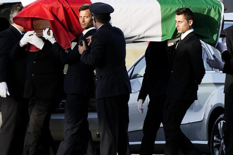 Een van de Italiaanse slachtoffers van de gijzeling in Dhaka wordt weggedragen op een vliegveld nabij Rome.