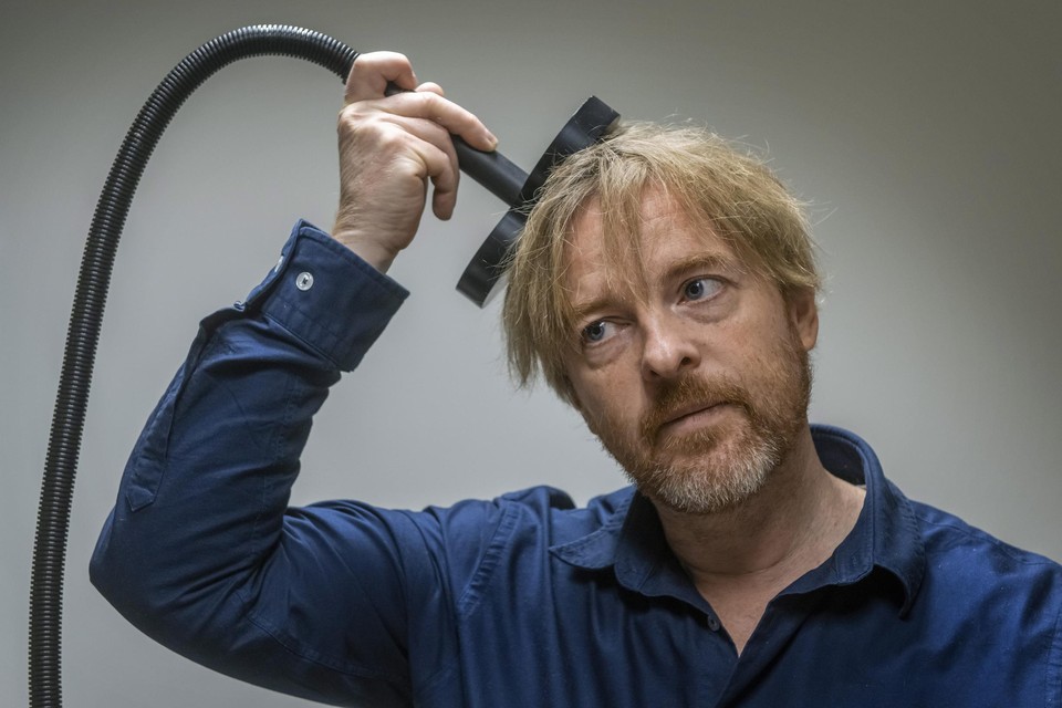 Professor Alexander Sack demonstreert het apparaat waarmee onder meer depressie kan worden verdreven.