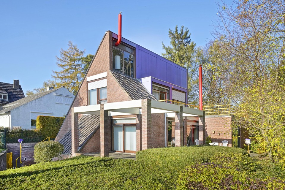 De bekende architect Laurens Bisscheroux ontwierp deze villa. 