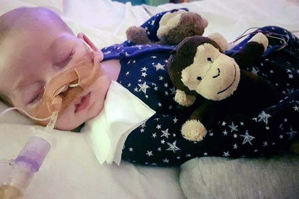 Charlie Gard is inmiddels tien maanden oud en werd geboren met een ernstige afwijking waardoor hij nooit zonder beademingsapparatuur kan overleven.