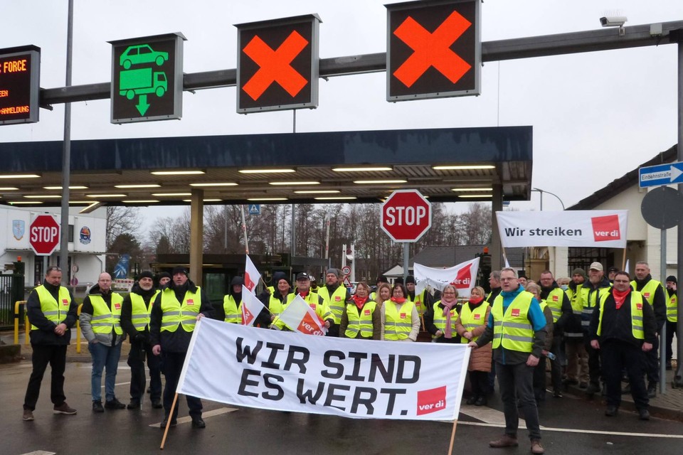 Burgerpersoneel van de Awacs-basis in Geilenkirchen staakte donderdag.