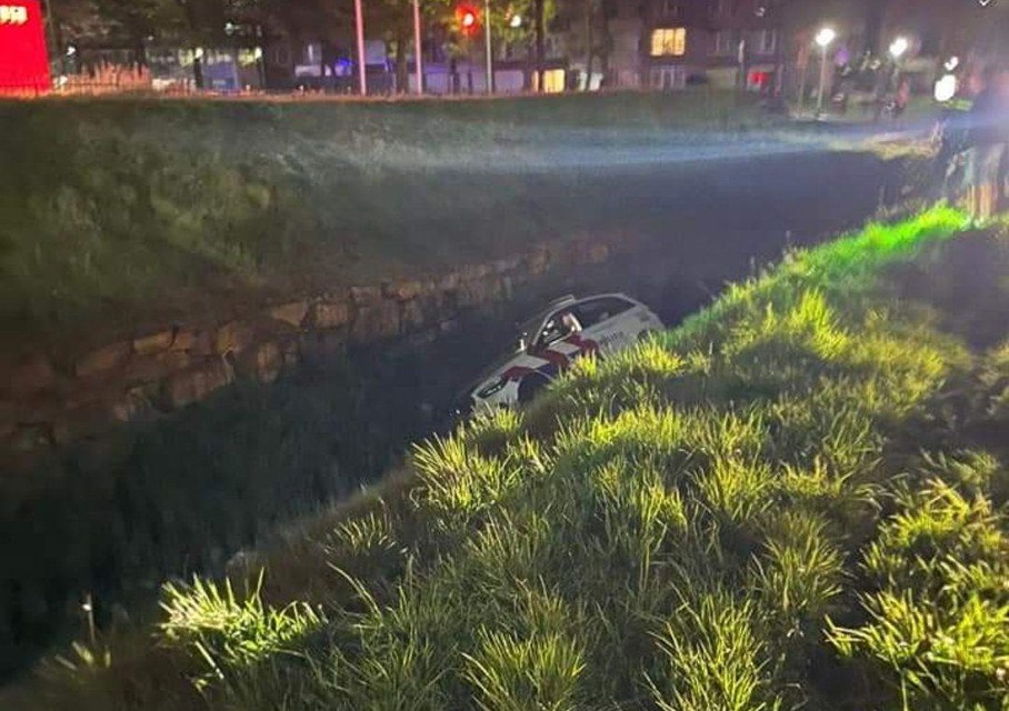 Een politieauto kwam tot stilstand in een vier meter diep talud. 