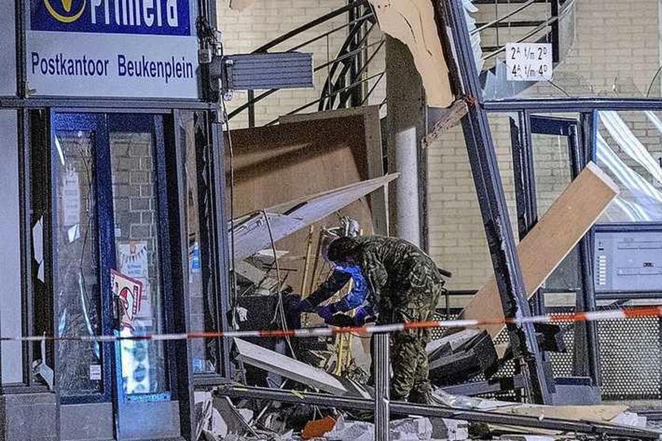 De Primera- winkel aan het Beukenplein in Amsterdam was maandag in alle vroegte doelwit van een plofkraak. De schade aan het pand is groot. Enkele woningen werden ontruimd. 