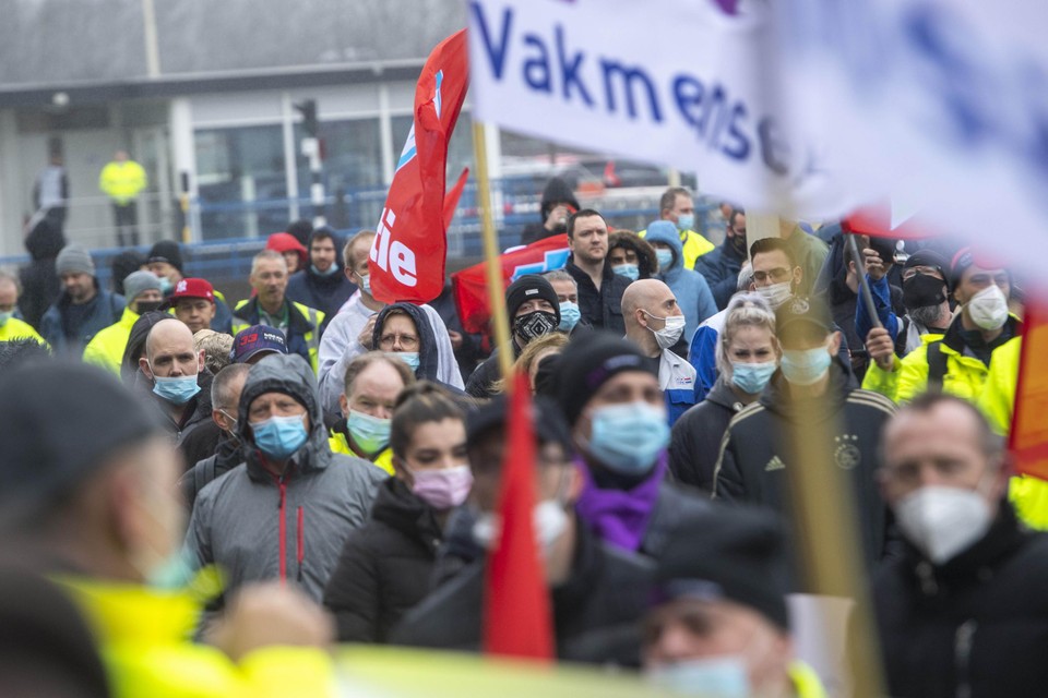 De manifestatie bij VDL Nedcar voor behoud van werkgelegenheid en tegen de bezetting van het Sterrebos. 