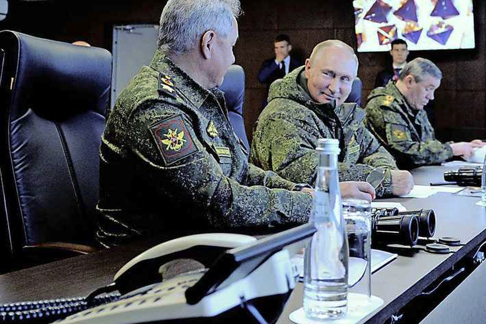 President Vladimir Poetin naast minister van Defensie Sergej Sjojgoe (links) tijdens een militaire oefening begin september.