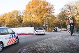 thumbnail: De spoorwegovergang aan de Panovenlaan is afgezet na een aanrijding van meerdere personen door een trein. Twee personen en twee honden zijn om het leven gekomen, de politie gaat uit van zelfdoding. 