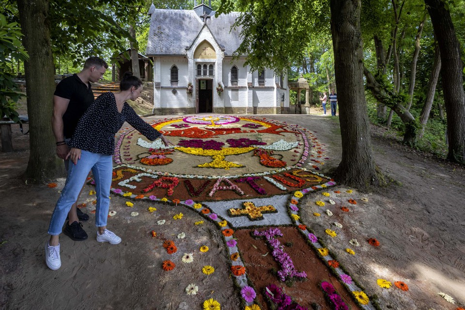 Bezoekers kunnen de komende tijd nog genieten van de bloemenzee bij de Servaaskapel. 