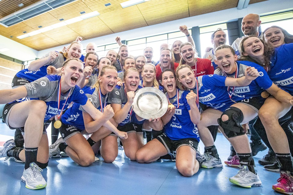 HandbaL Venlo met de kampioensschaal. 