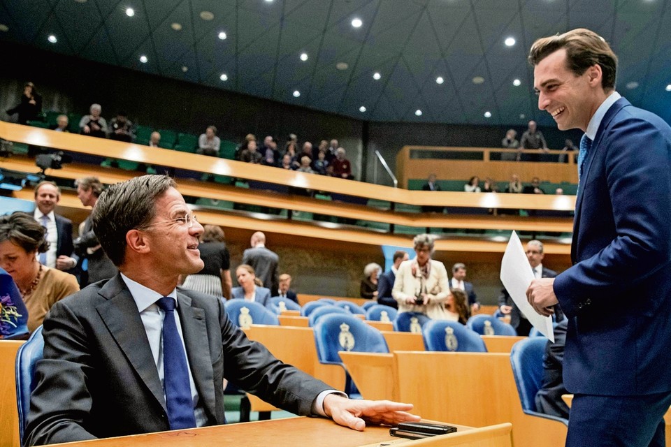 Rutte en Baudet in gesprek in maart 2017 in de Tweede Kamer. 