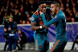 thumbnail: Ziyech viert zijn snelle doelpunt met Promes.