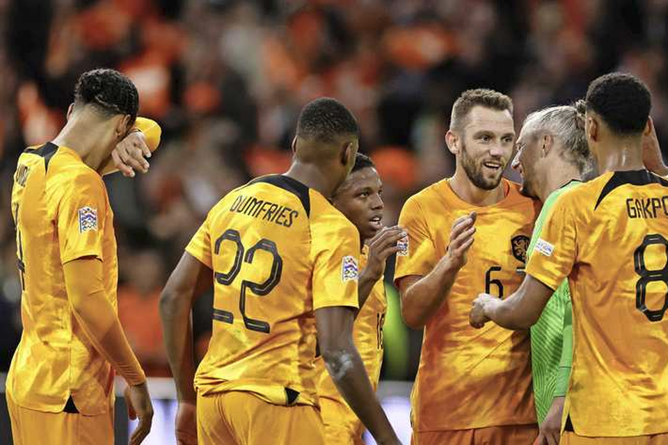 Oranje viert de 1-0 overwinning op België. 