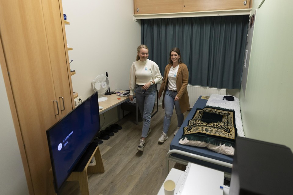 Bezoekers nemen een kijkje in de kamer van een bewoner van de tbs-kliniek.