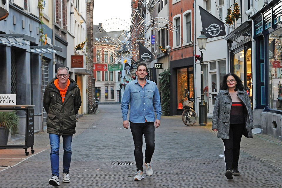 Cees Lensen, Bram van Heijster en Astrid Birsak in een lege binnenstad. 