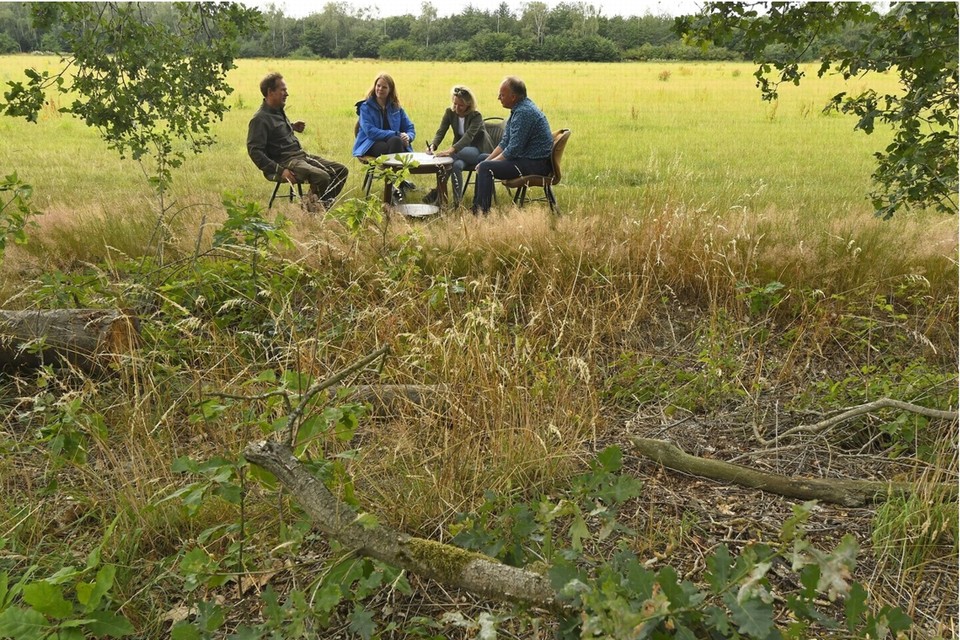 Betrokkenen van Het Limburgs Landschap en Trees for All tekenen de samenwerkingsovereenkomst op de eerste plantlocatie bij het Zwart Water in Venlo. 