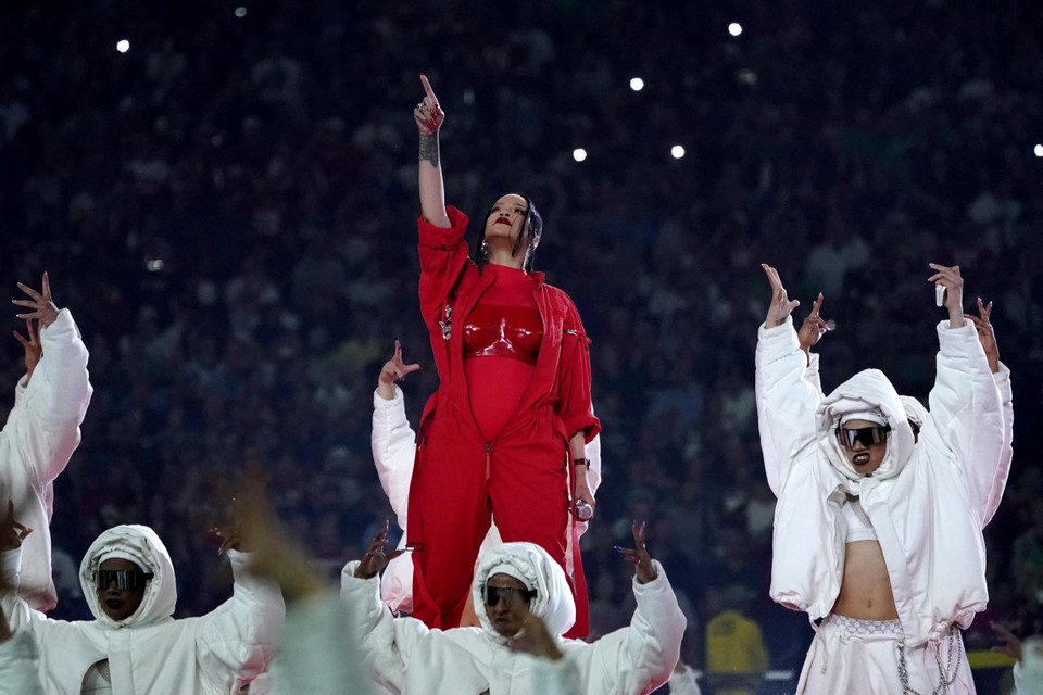 Rihanna bij haar optreden in de pauze van de Super Bowl.