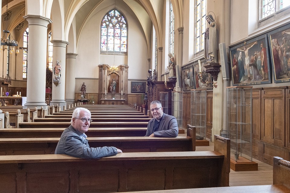 Jo Smolenaar (links) en Pastoor Marcus Vankan in de recentelijk verbouwde kerk in Heythuysen. 