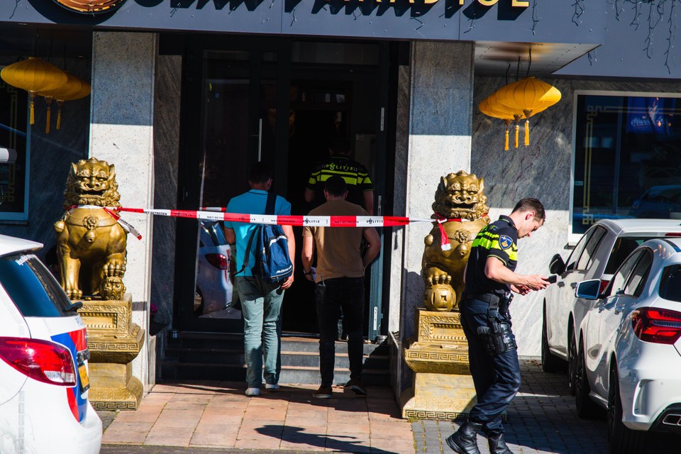 Archiefbeeld waarop te zien is dat het Chinees restaurant na de arrestatie werd afgezet door de politie voor onderzoek.